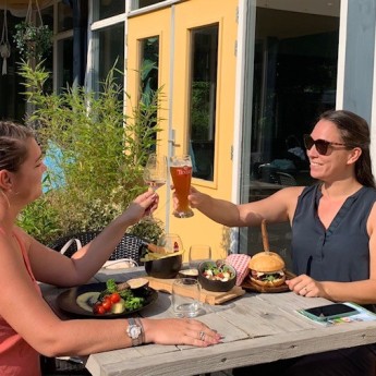 meiden proosten terras.jpg