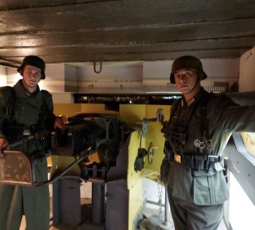 reenactment soldaten in Duitse bunker.jpg