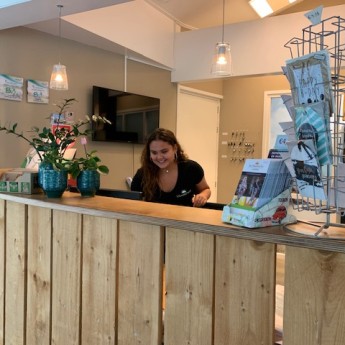 Anna aan de balie.jpg